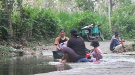 Pemanfaatan Sungai Oleh Warga Dengok