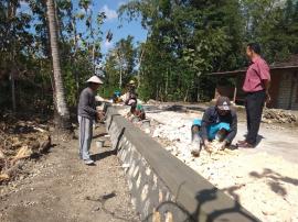 Bapak Kepala Desa monitoring Pembangunan Talud