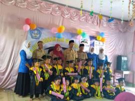 Akhirusanah dan Wisuda KB Lestari Dengok