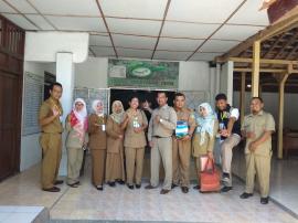 Foto Bareng Tim Monitoring dan Kepala Desa