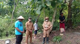 Lurah Dengok Dampingi Kadis Pertanian dan Pangan Kab. Gunungkidul Di Peletakan Batu pertama