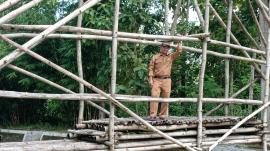 Lurah Dengok Cek Jembatan Bambu di Padas