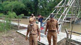 Foto di Depan Jembatan Bersama Kadis Pertanian