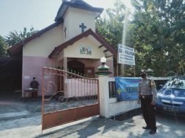 Bhabinkamtibmas Amankan Ibadah Minggu Di Gereja